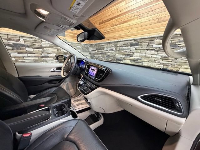 Used 2017 Chrysler Pacifica Limited w/ UConnect Theater Package FWD image 15