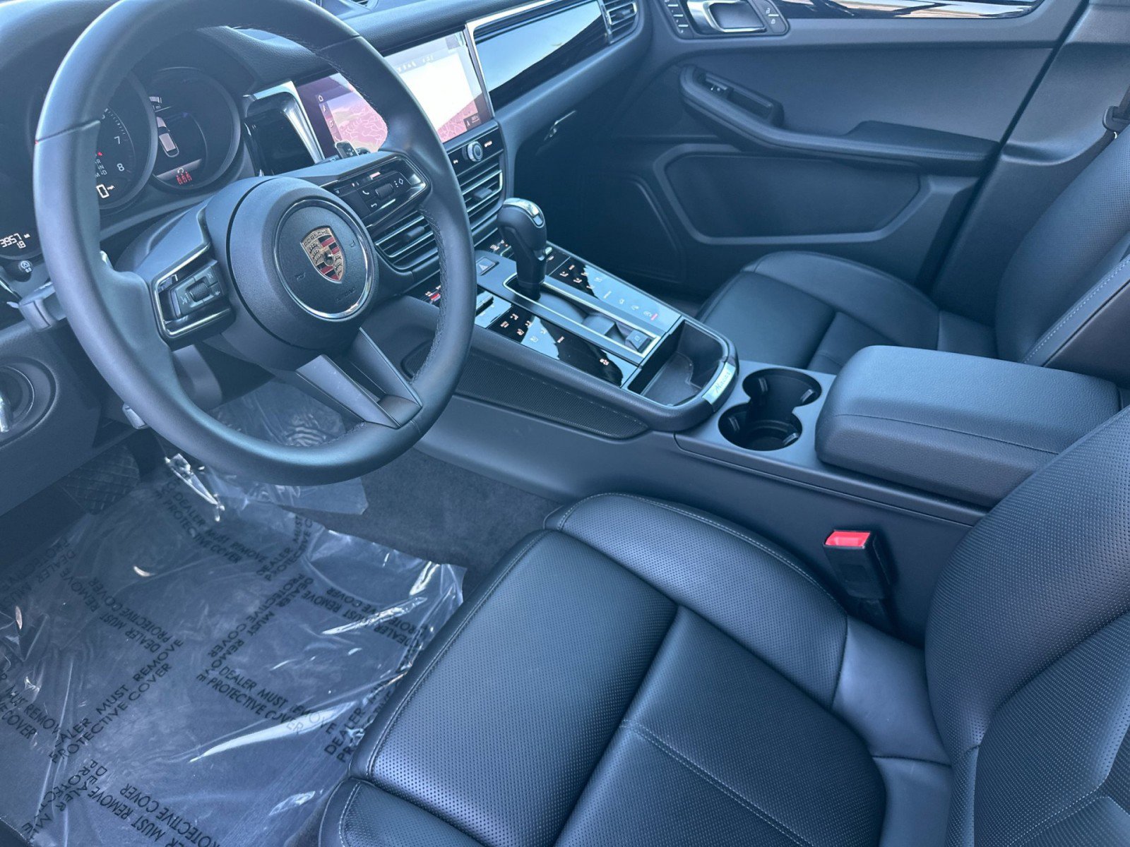 Certified 2025 Porsche Macan image 4
