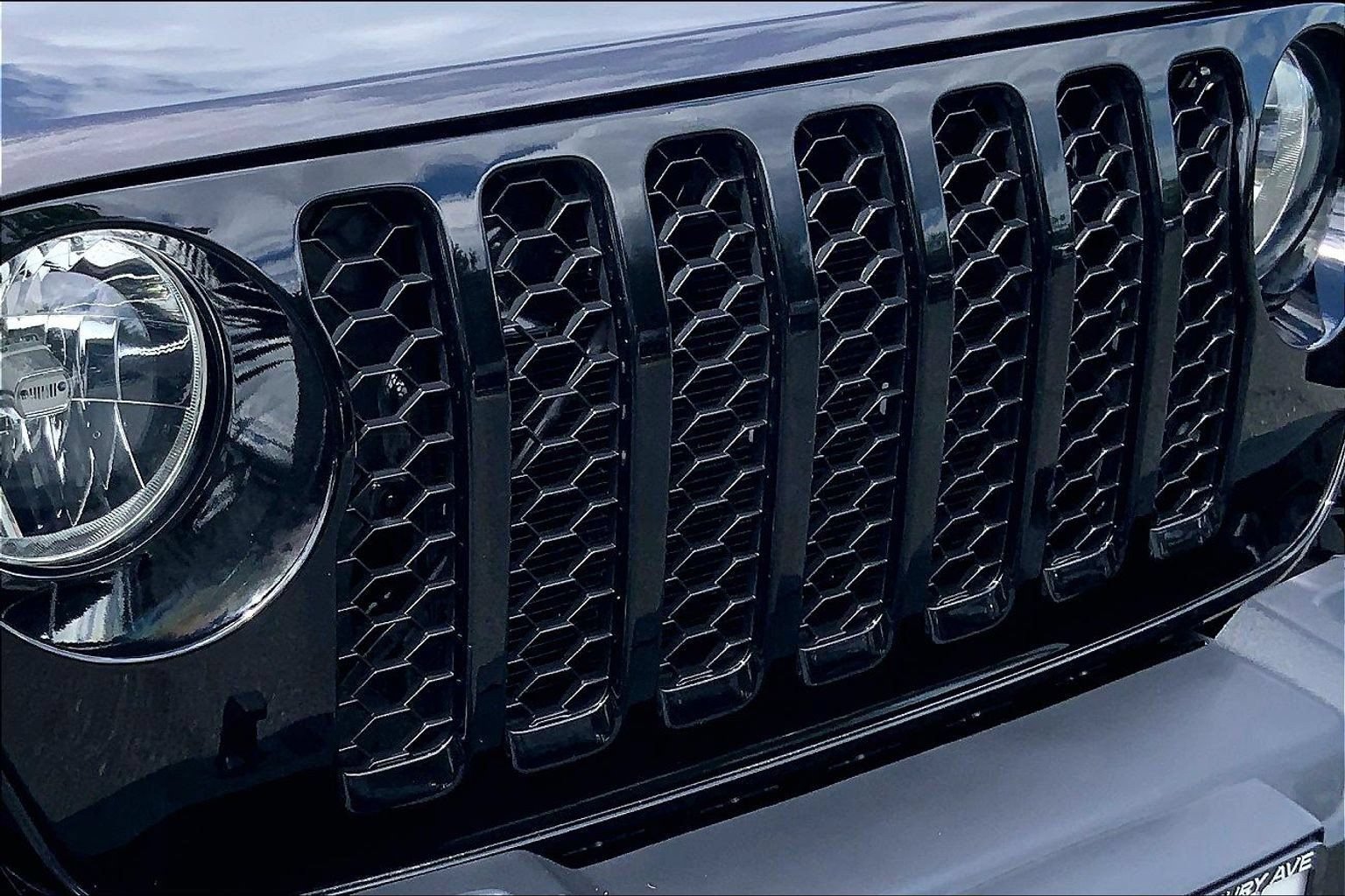 Certified 2023 Jeep Gladiator Sport AWD/4WD image 24