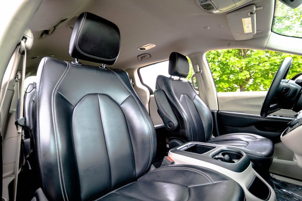 Used 2023 Chrysler Pacifica Touring-L FWD image 18