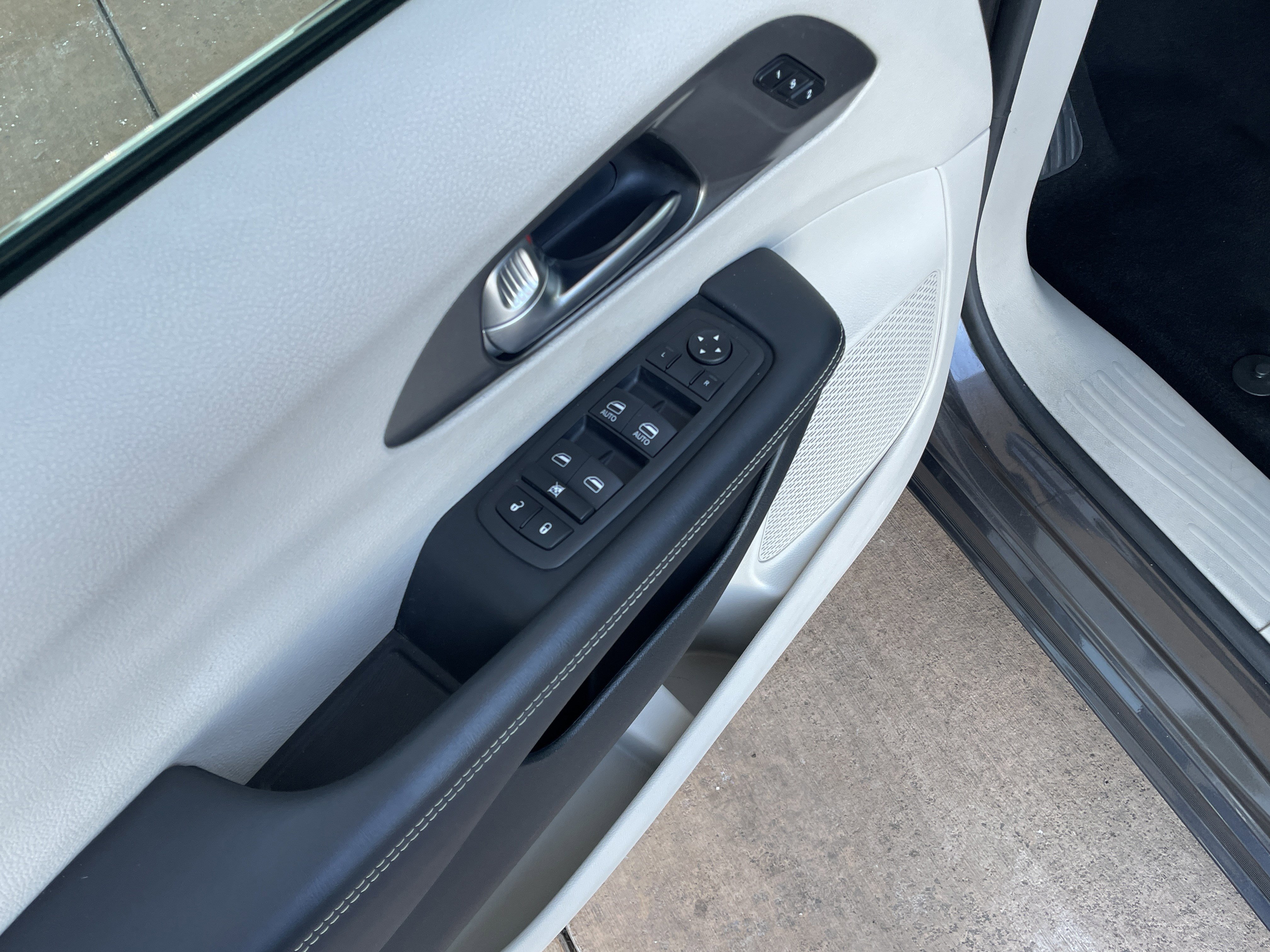 Used 2023 Chrysler Pacifica Touring-L image 15