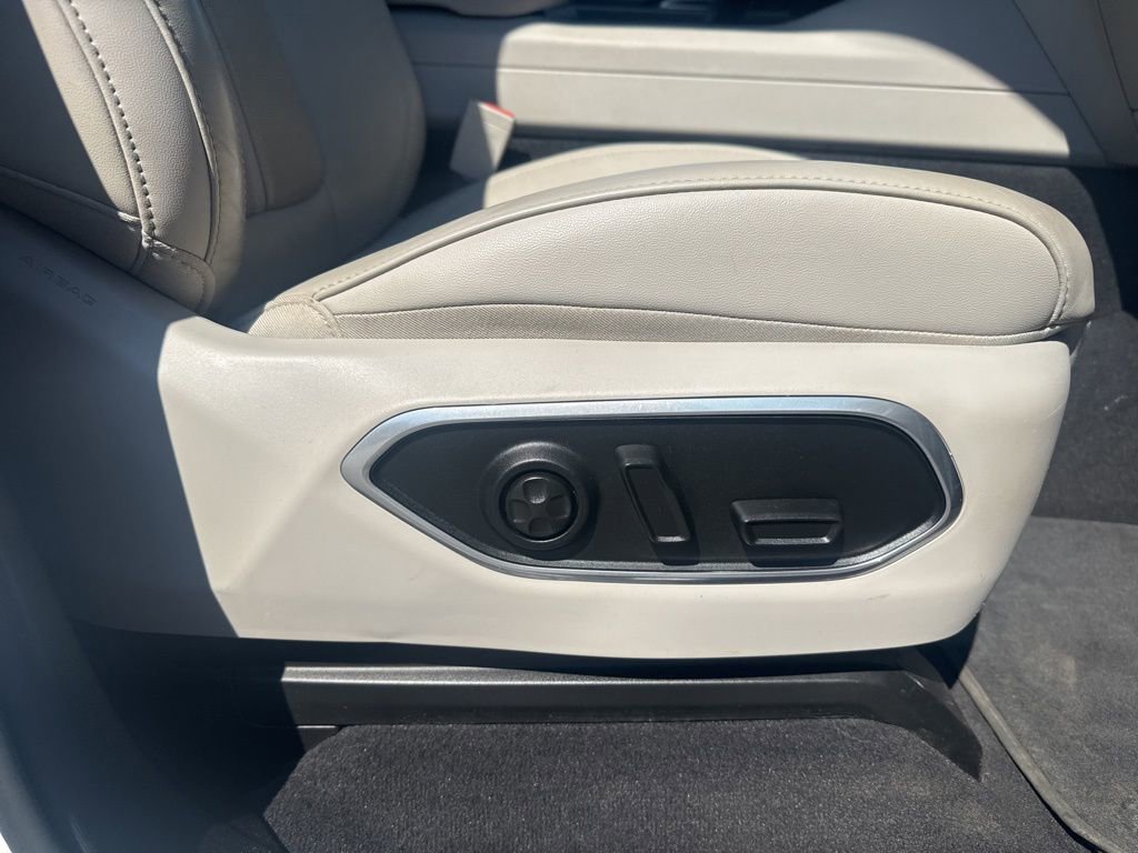 Used 2023 Jeep Wagoneer L 4WD w/ Premium Group I image 31