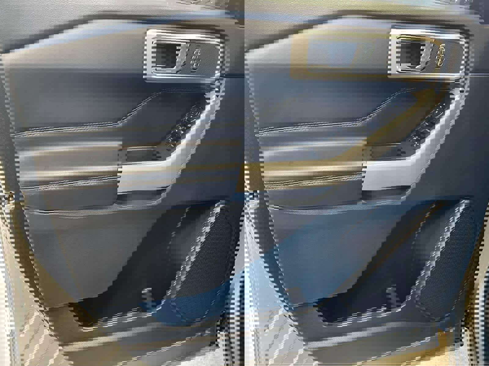 Used 2020 Ford Explorer XLT w/ Equipment Group 202A AWD/4WD image 14