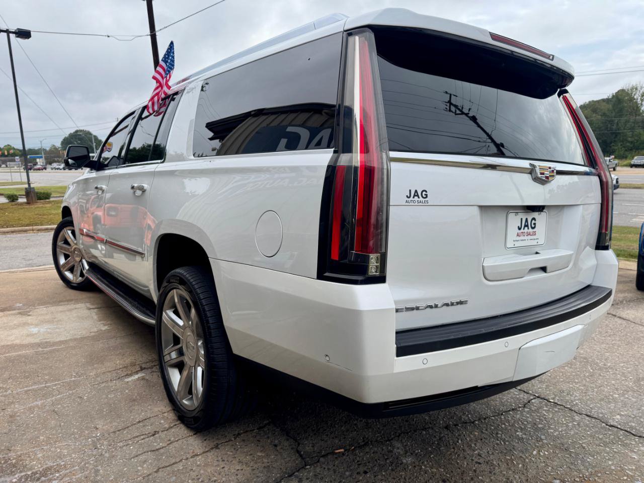 Used 2017 Cadillac Escalade ESV Luxury RWD image 8