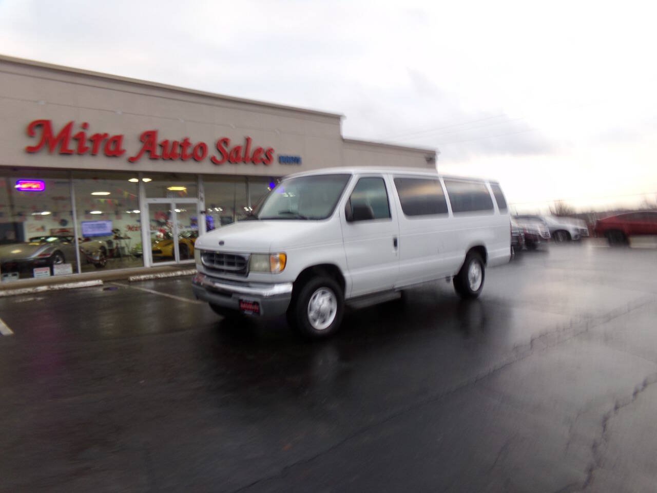 Used 2001 Ford E-350 and Econoline 350 XL RWD image 2