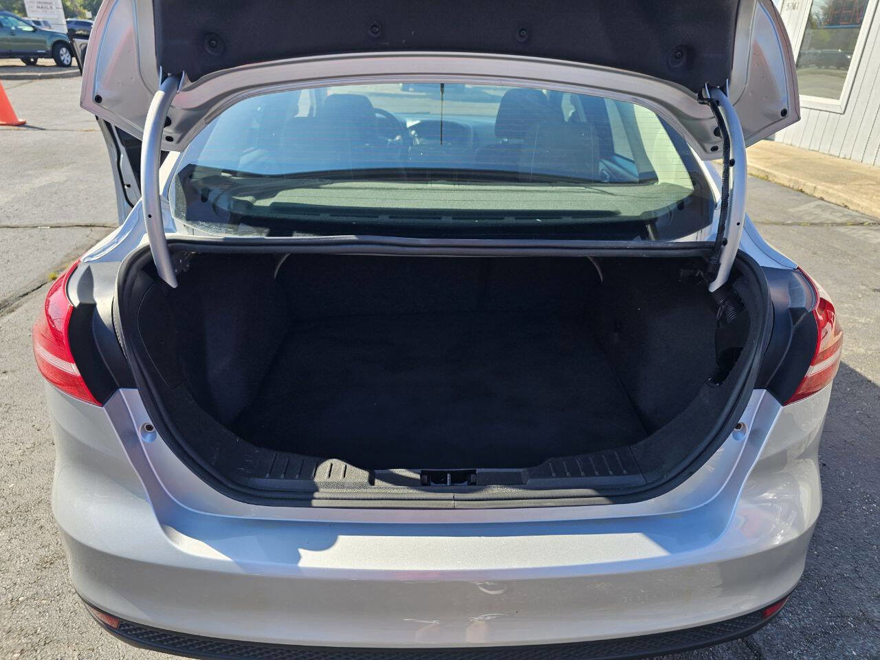 Used 2017 Ford Focus SE w/ Cold Weather Package image 16