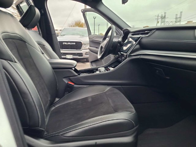 Used 2023 Jeep Grand Cherokee Altitude AWD/4WD image 21