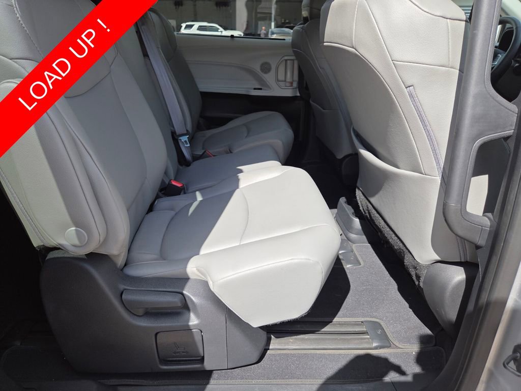Used 2025 Toyota Sienna XLE FWD image 17