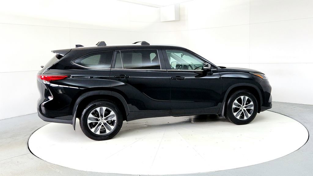 Used 2023 Toyota Highlander XLE AWD/4WD image 6