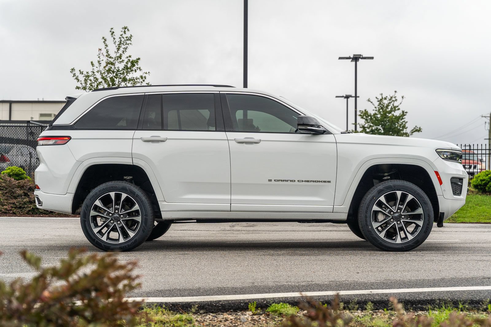Used 2022 Jeep Grand Cherokee Overland w/ Luxury Tech Group IV AWD/4WD image 9