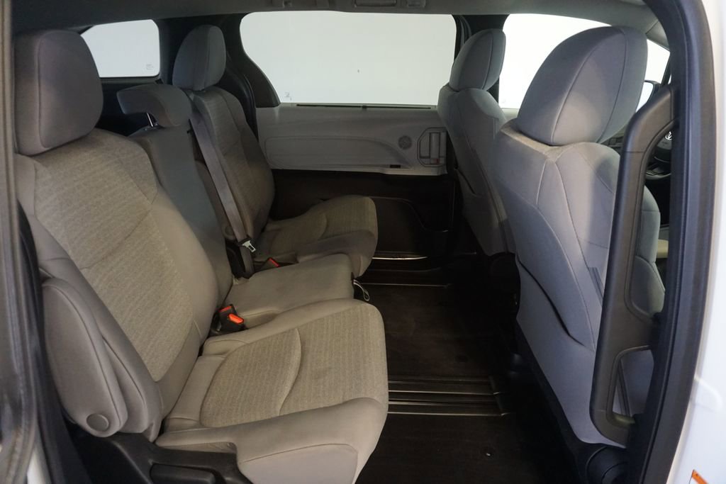 Used 2025 Toyota Sienna LE image 21