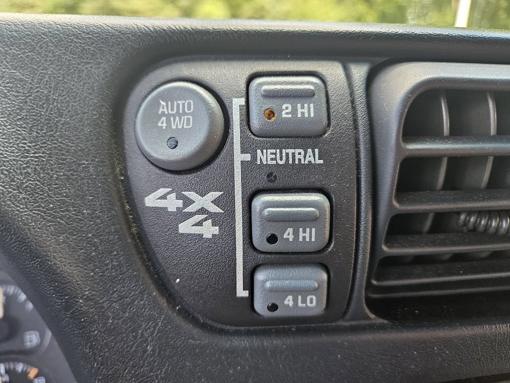 Used 2002 Chevrolet Blazer LS w/ Preferred Equipment Group AWD/4WD image 24