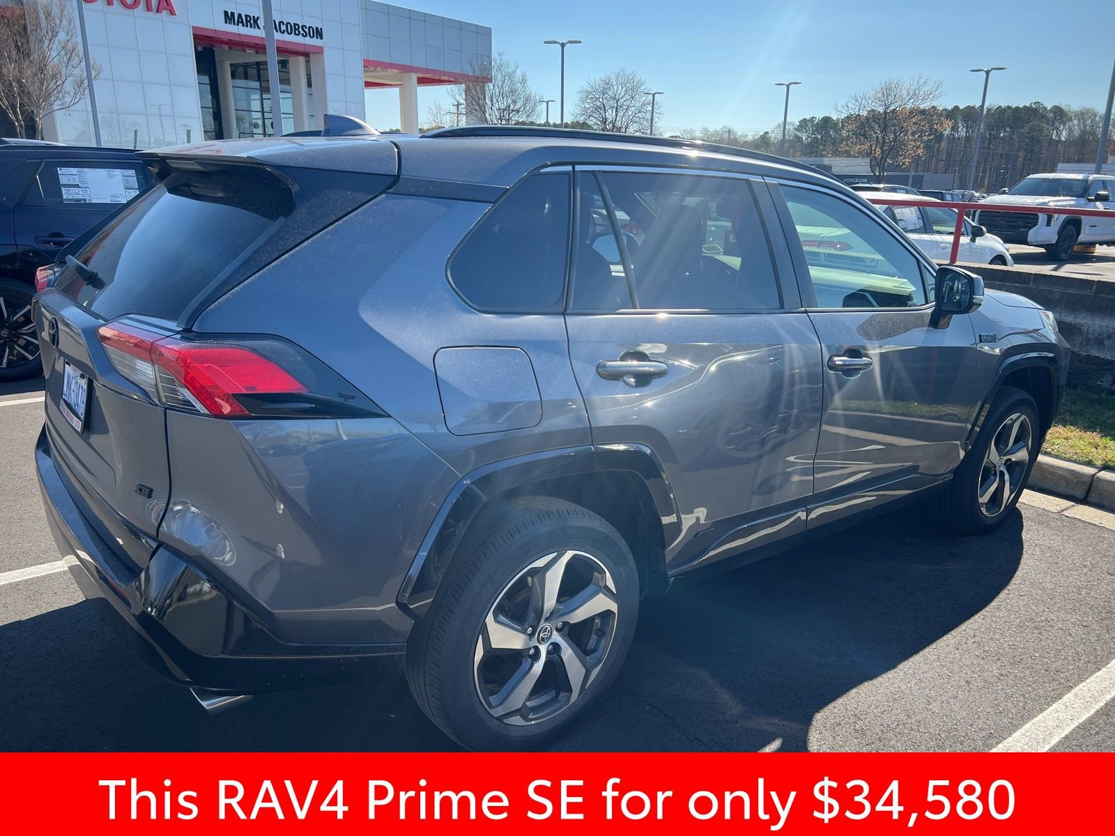 Used 2023 Toyota RAV4 SE w/ Weather & Moonroof Package image 16