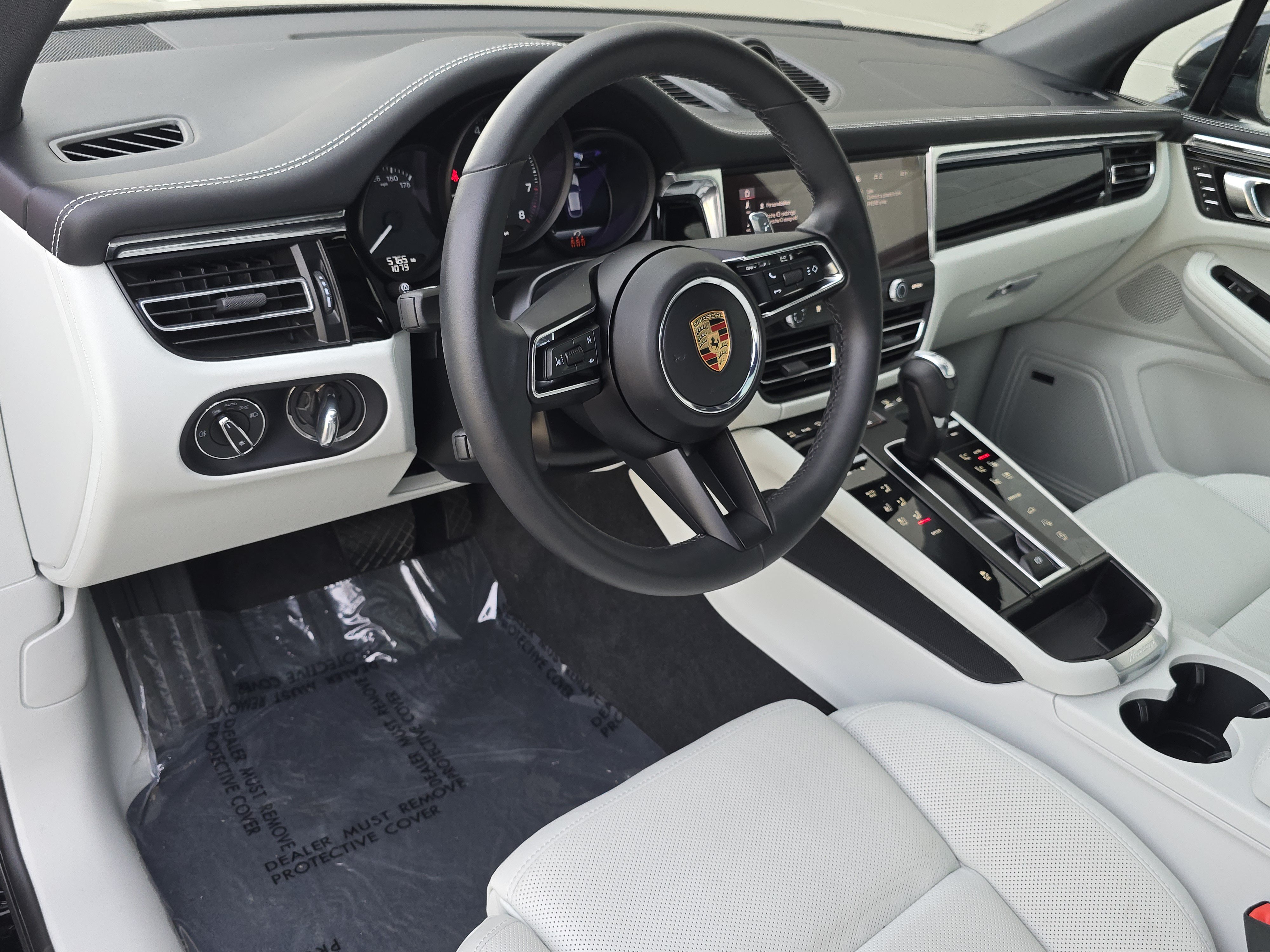 Certified 2026 Porsche Macan AWD/4WD image 4
