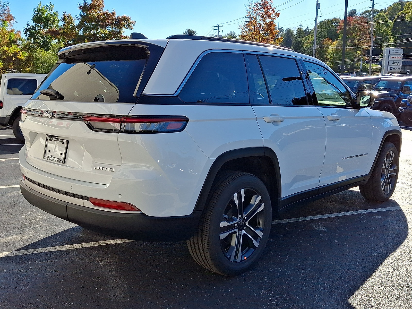 New 2027 Jeep Grand Cherokee Limited AWD/4WD image 3