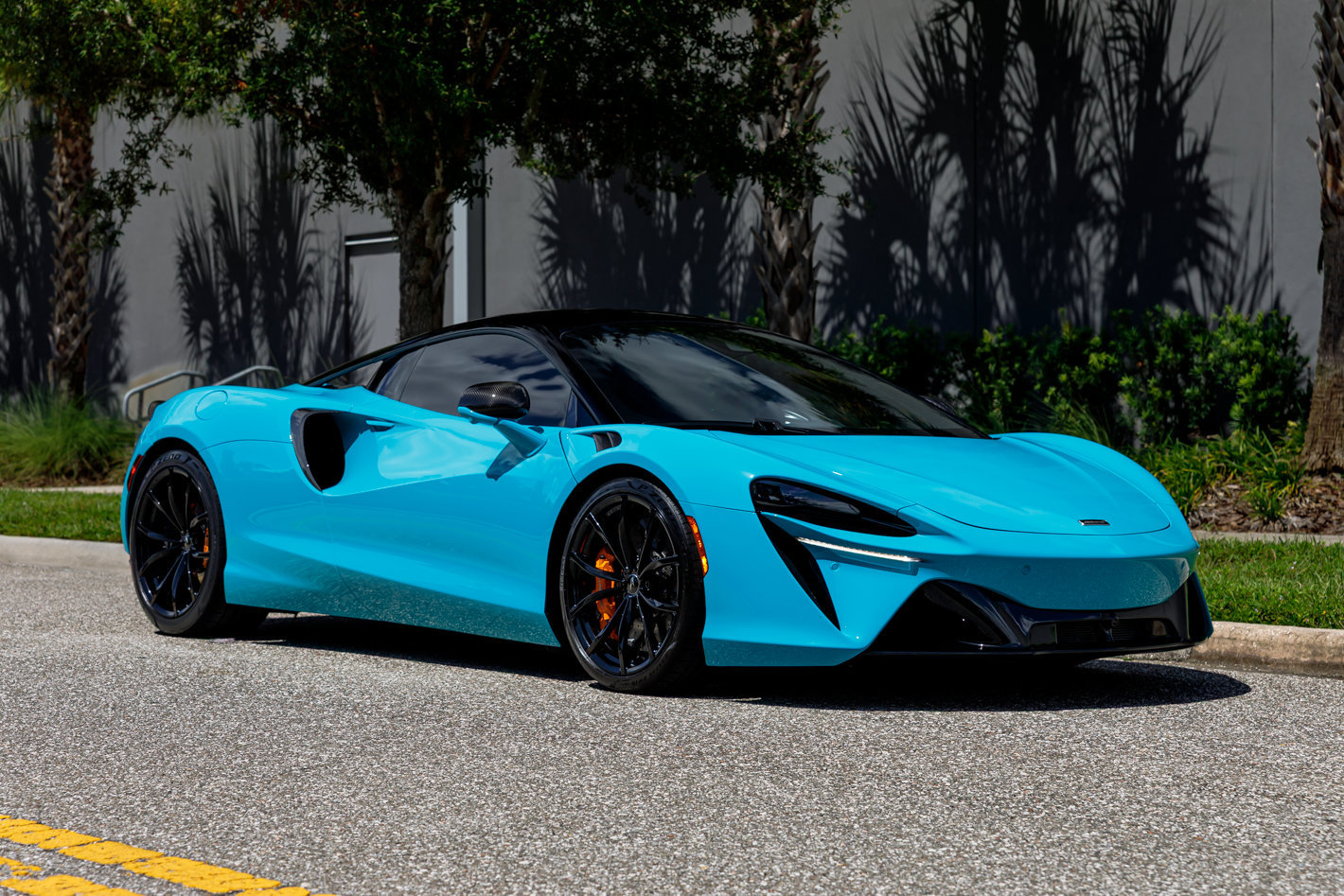Used 2023 McLaren Artura RWD image 5