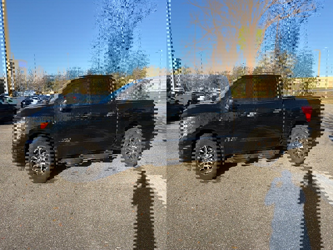 Used 2021 Nissan Titan SV w/ SV Convenience Package image 2