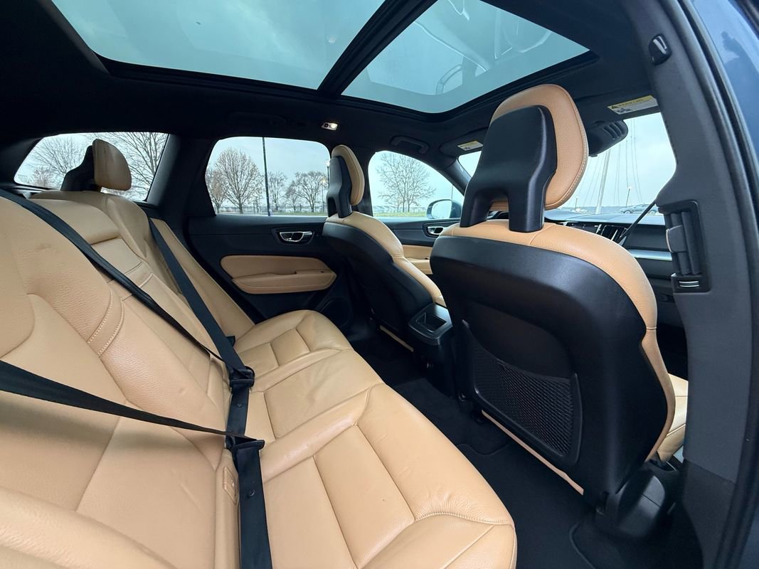 Used 2018 Volvo XC60 T5 Momentum w/ Vision Package image 14