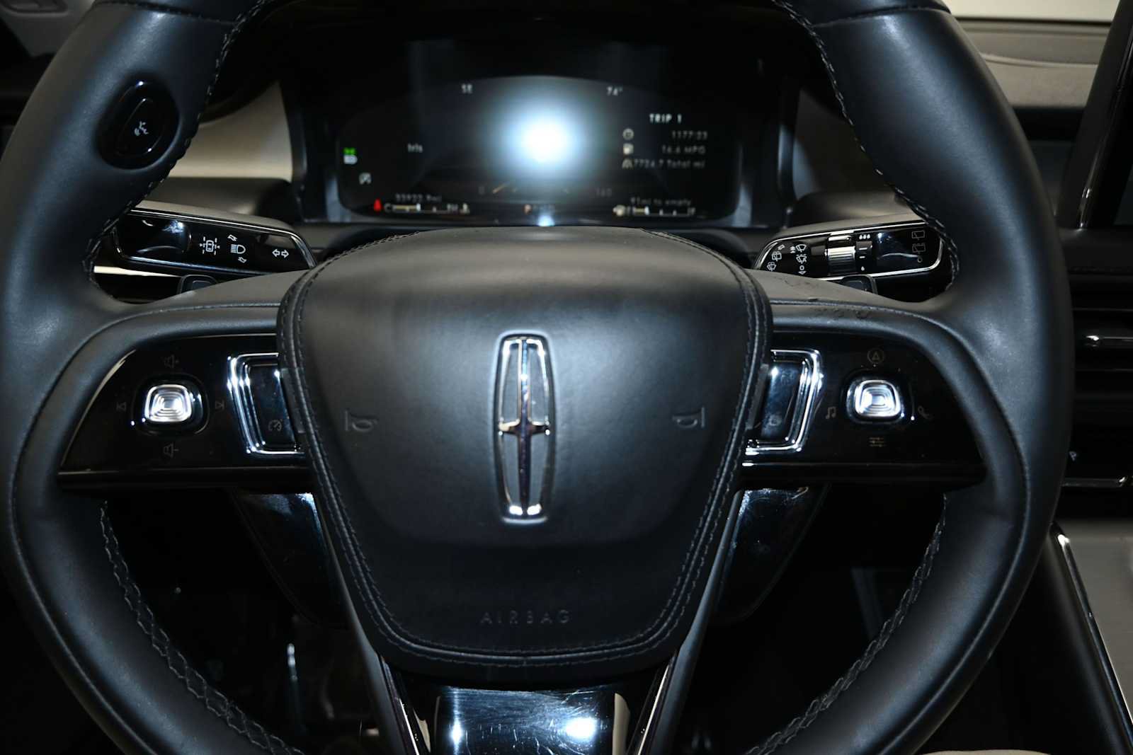 Used 2023 Lincoln Aviator AWD w/ Premium Package image 11