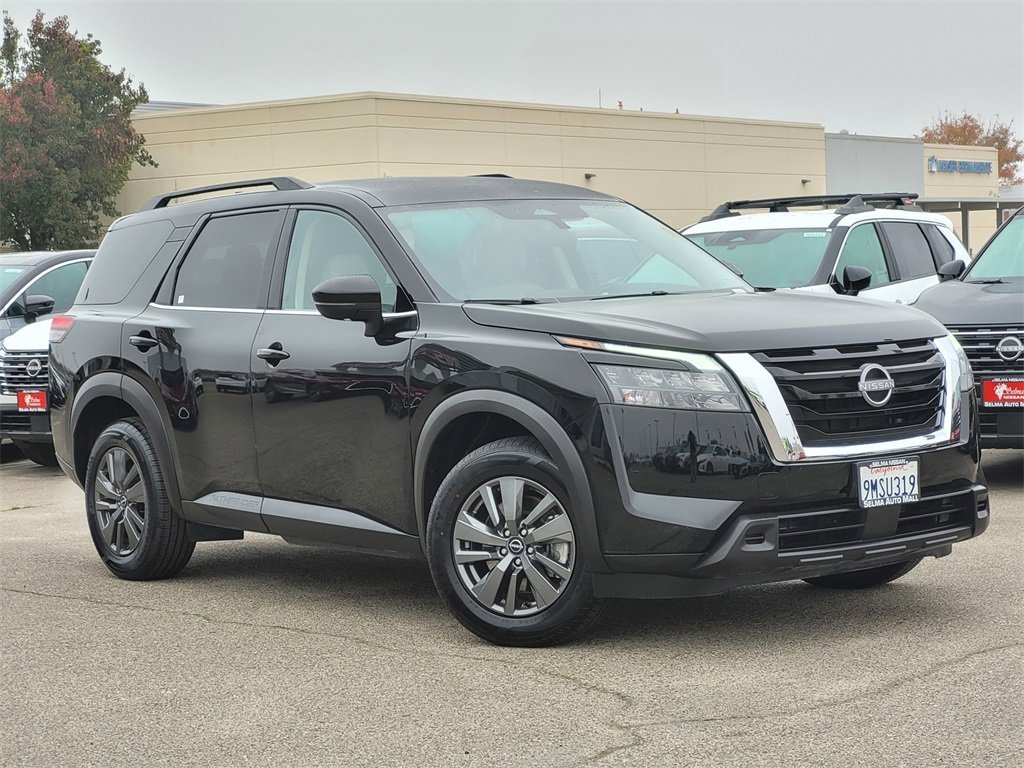Used 2024 Nissan Pathfinder SV image 2