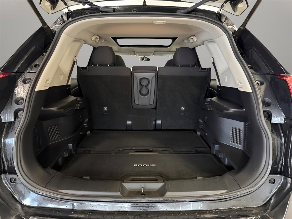Used 2017 Nissan Rogue SV w/ Sun & Sound Touring Package image 13