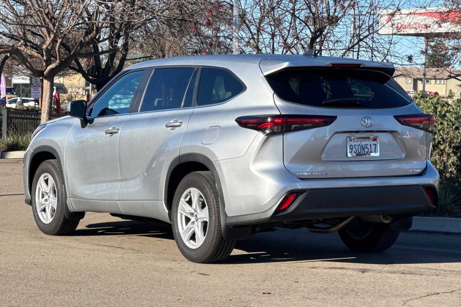 Used 2025 Toyota Highlander LE image 6