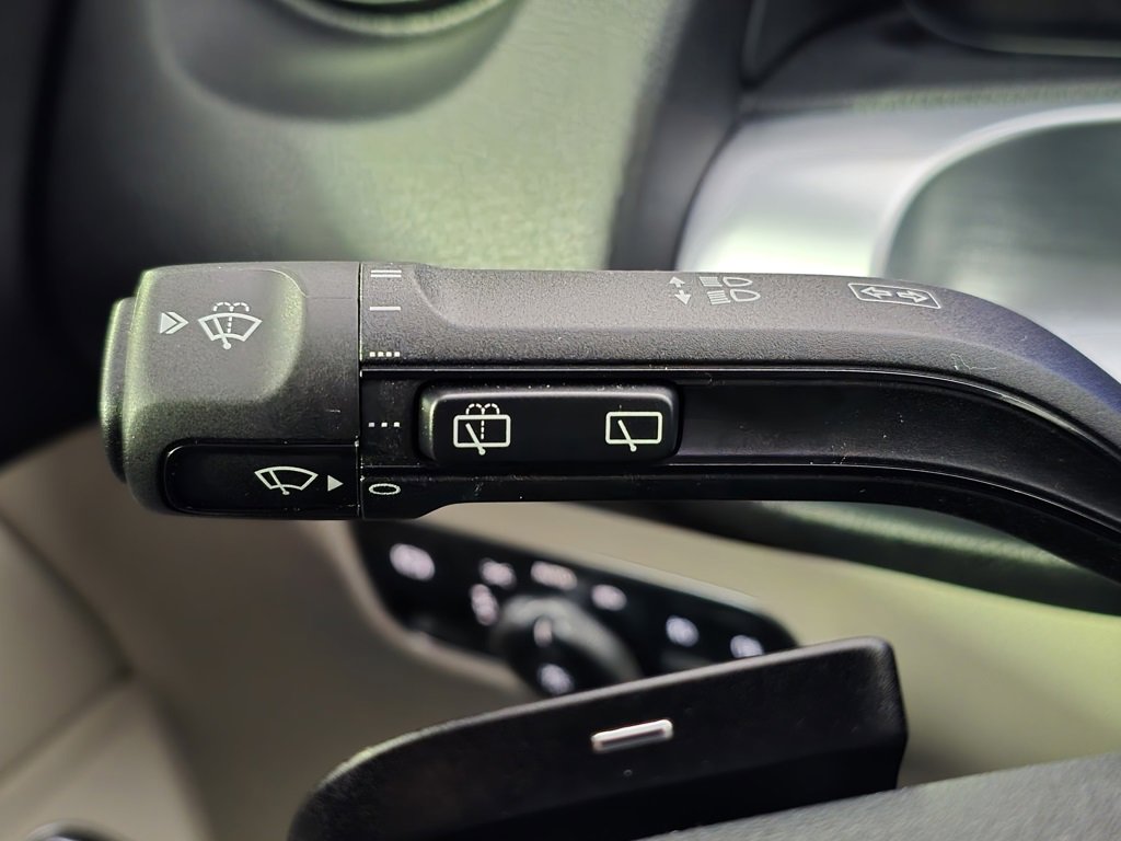 Used 2025 Mercedes-Benz GLB 250 4MATIC image 16