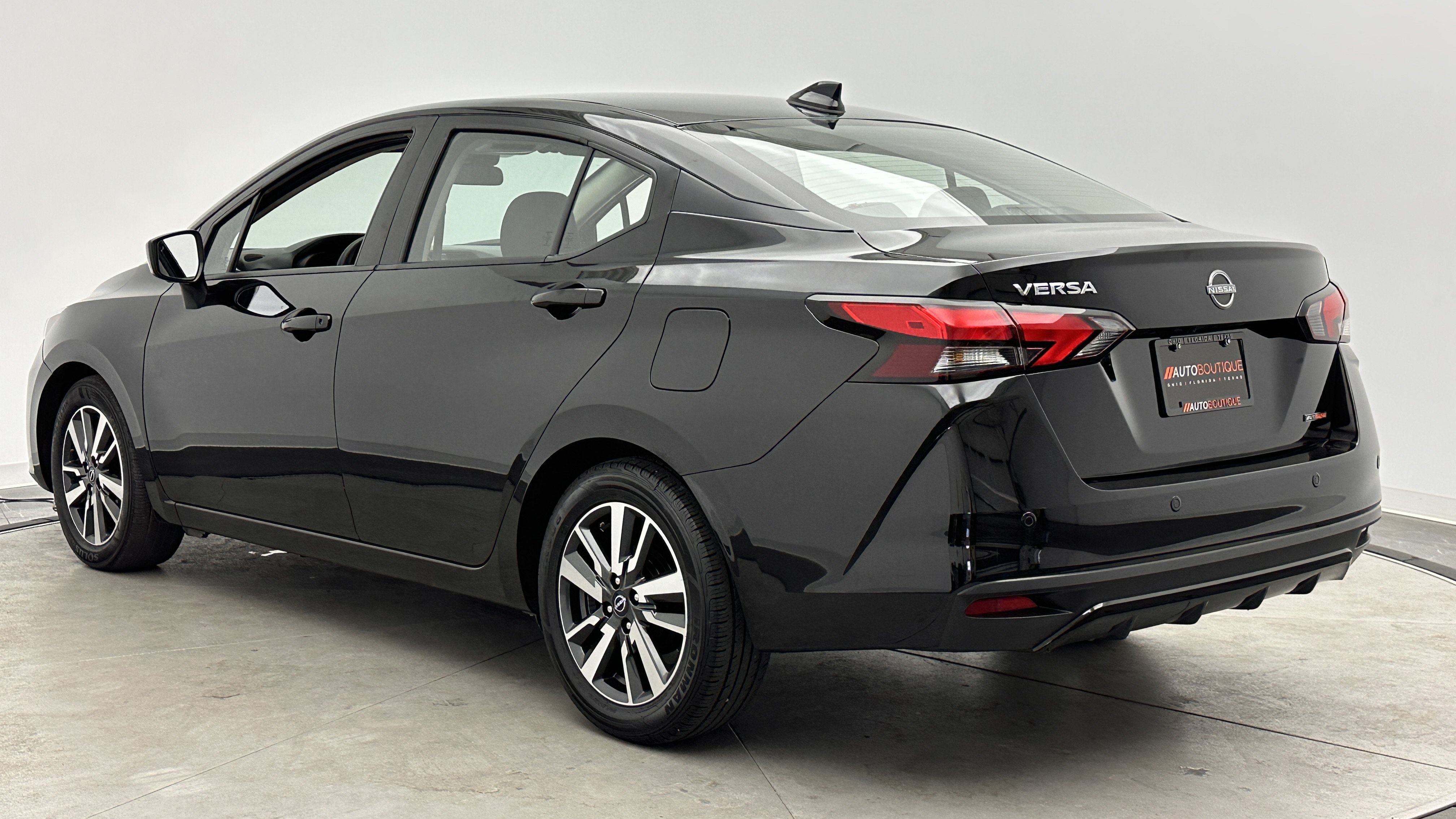Used 2025 Nissan Versa SV FWD image 4
