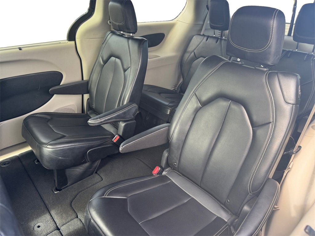Used 2023 Chrysler Pacifica Touring-L image 13