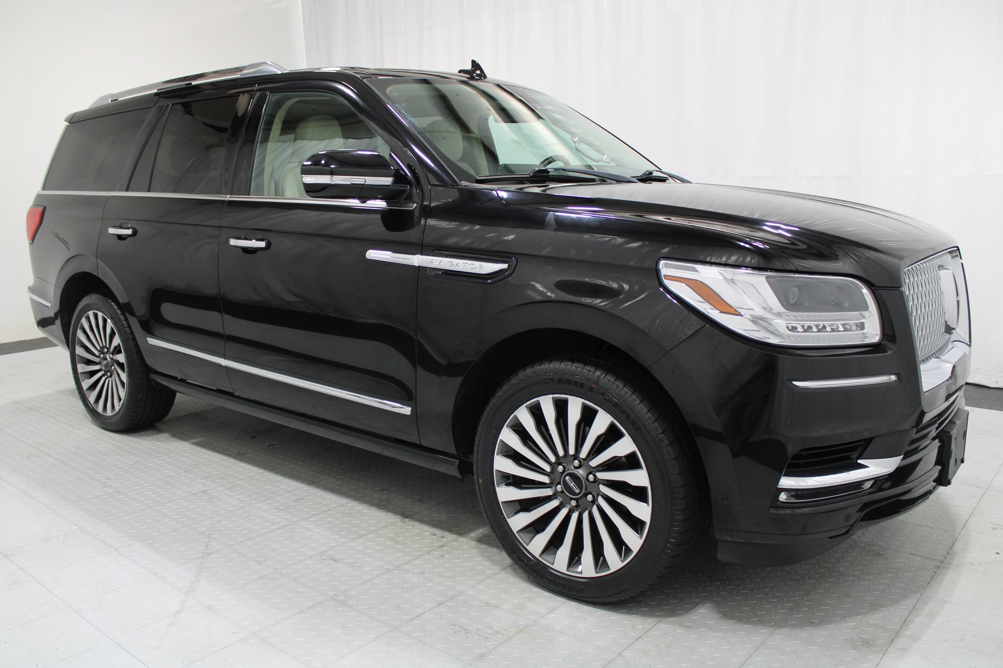 Used 2018 Lincoln Navigator Reserve w/ Technology Package AWD/4WD image 4