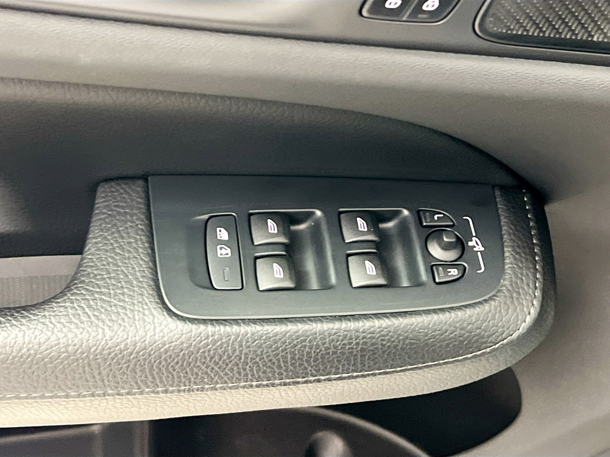 Used 2022 Volvo S60 B5 Inscription image 16