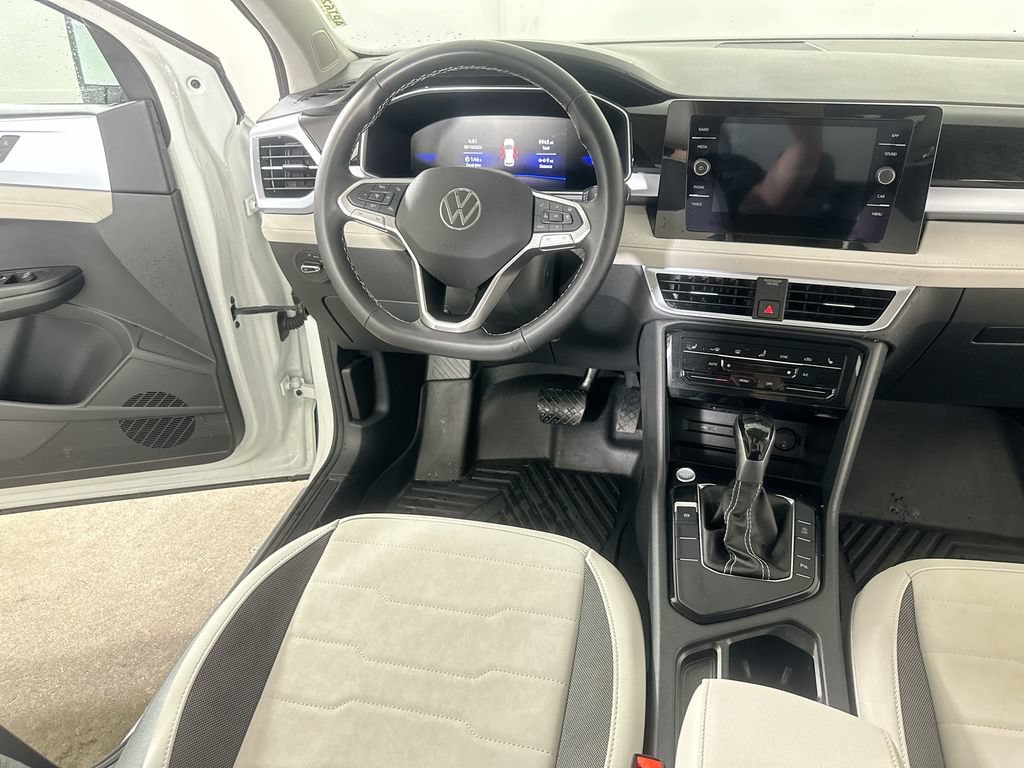 Used 2025 Volkswagen Taos SE FWD image 17