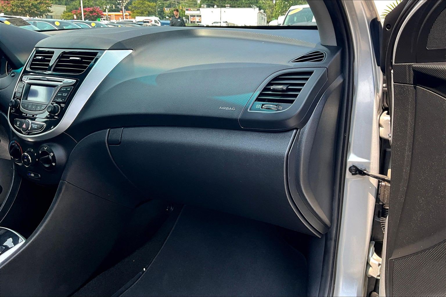 Used 2013 Hyundai Accent SE FWD image 16