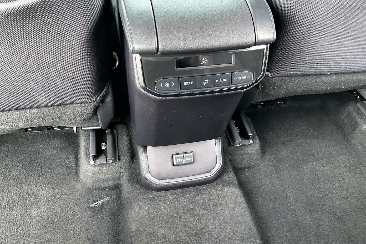 Used 2024 Toyota Highlander LE AWD/4WD image 33