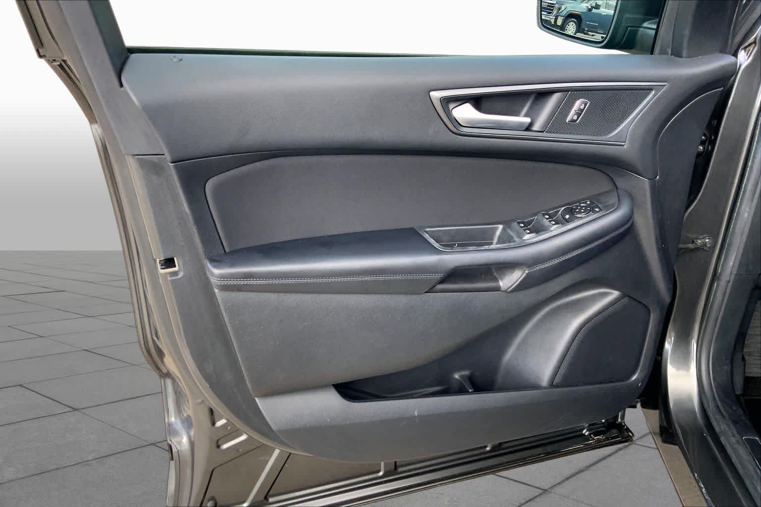 Used 2018 Ford Edge SE FWD image 21
