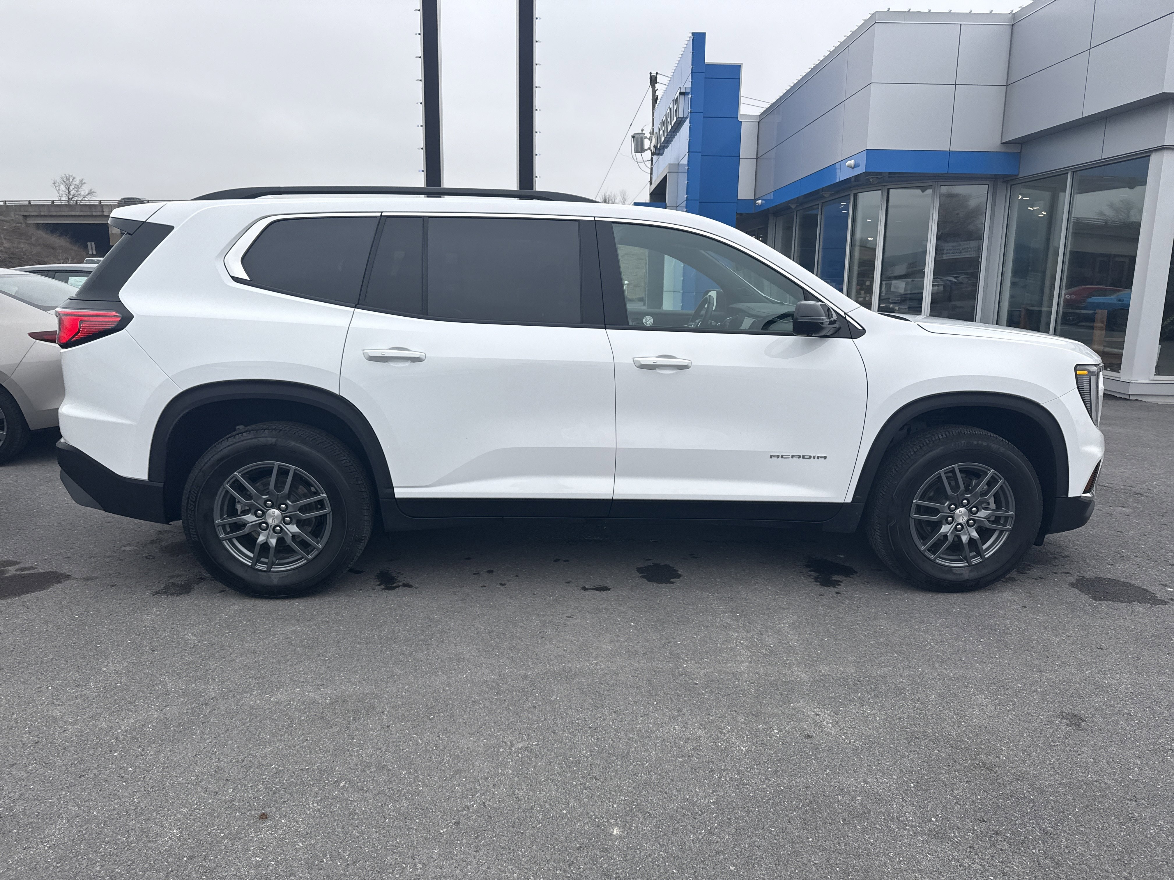 Used 2025 GMC Acadia Elevation image 2