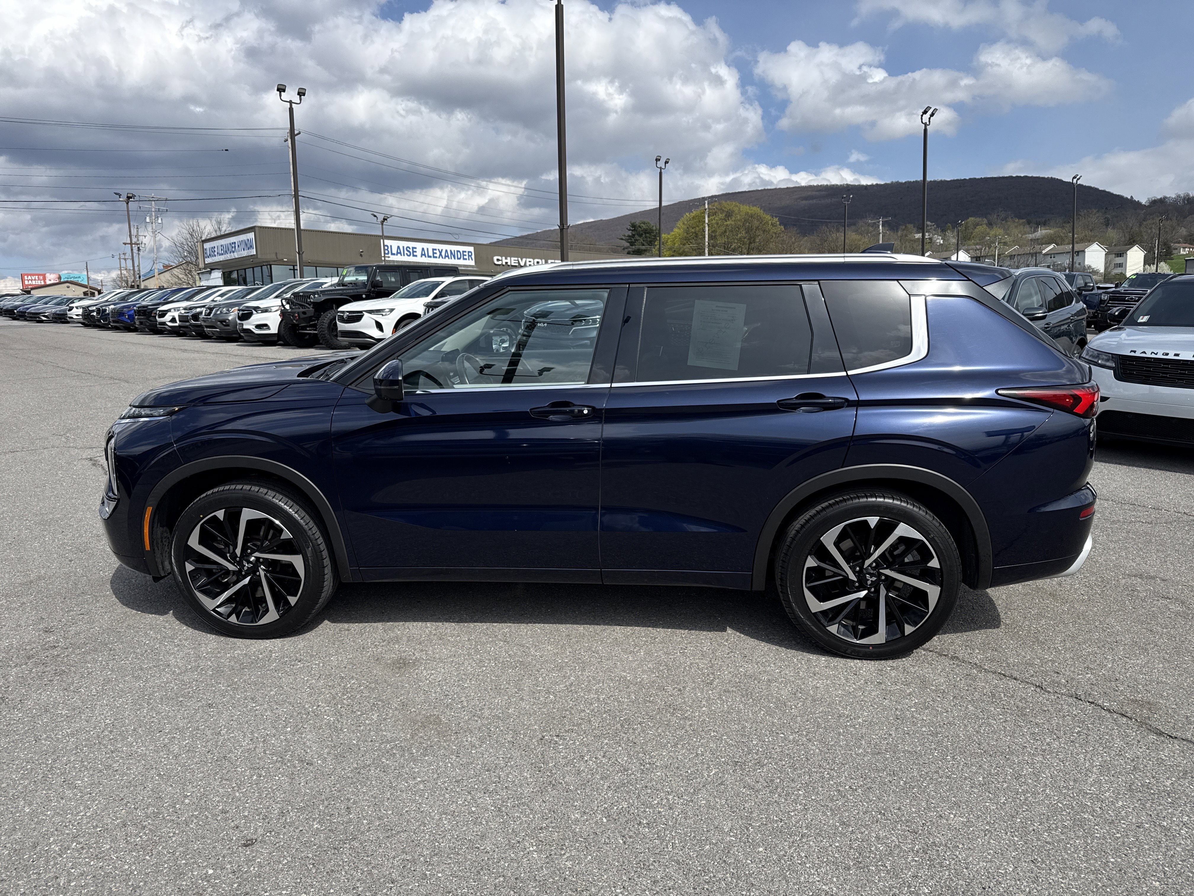 Used 2022 Mitsubishi Outlander SEL image 7