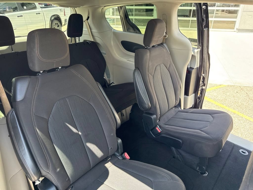 Used 2017 Chrysler Pacifica Touring FWD image 37