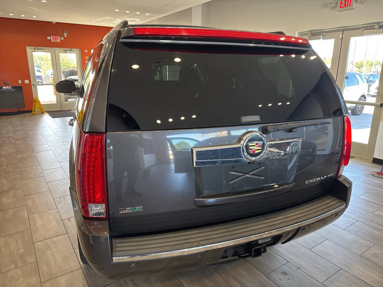 Used 2011 Cadillac Escalade Luxury image 11
