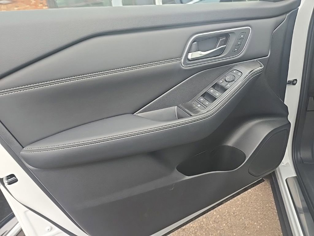 New 2026 Nissan Rogue Platinum AWD/4WD image 9