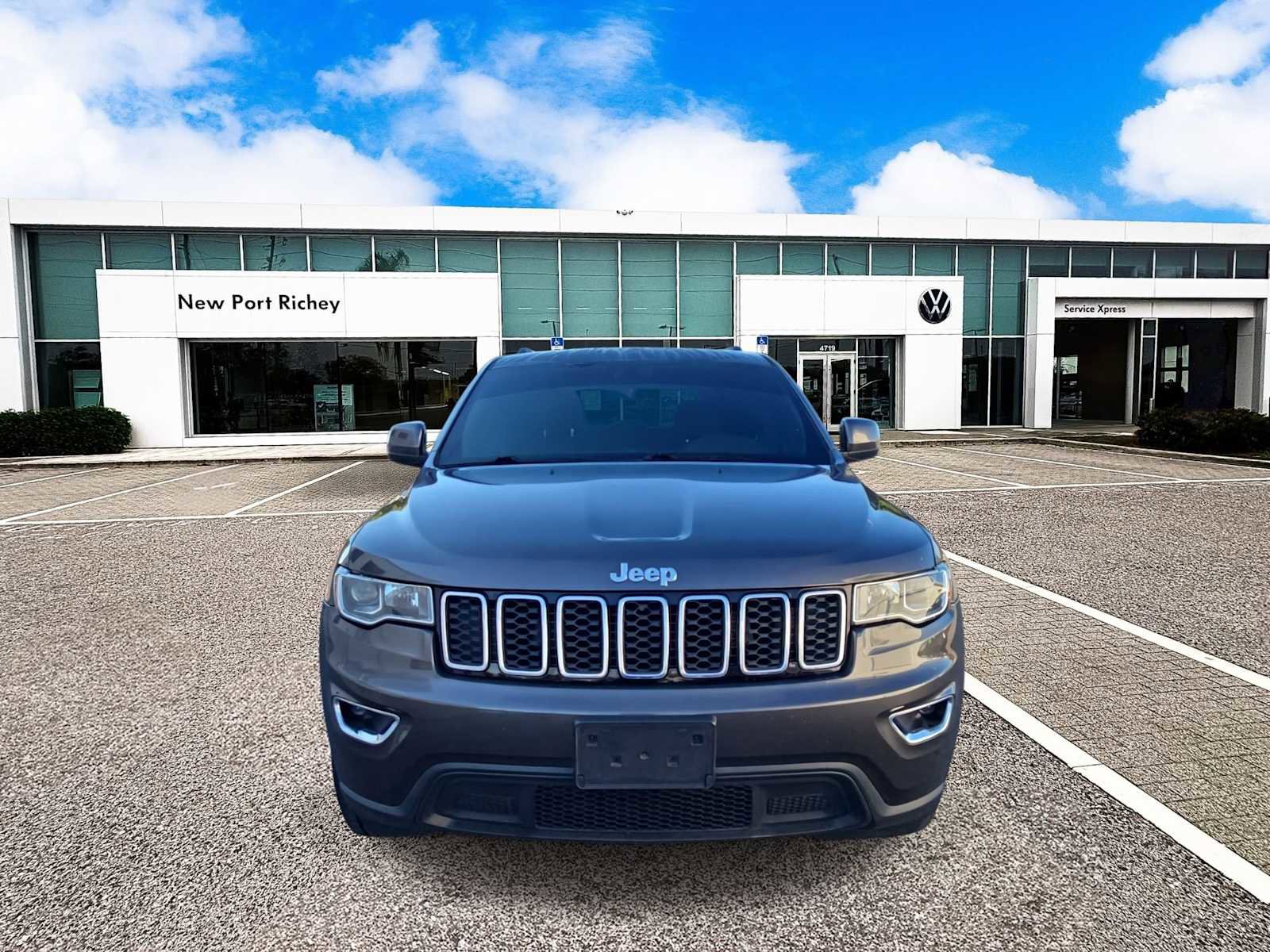 Used 2019 Jeep Grand Cherokee Laredo image 3