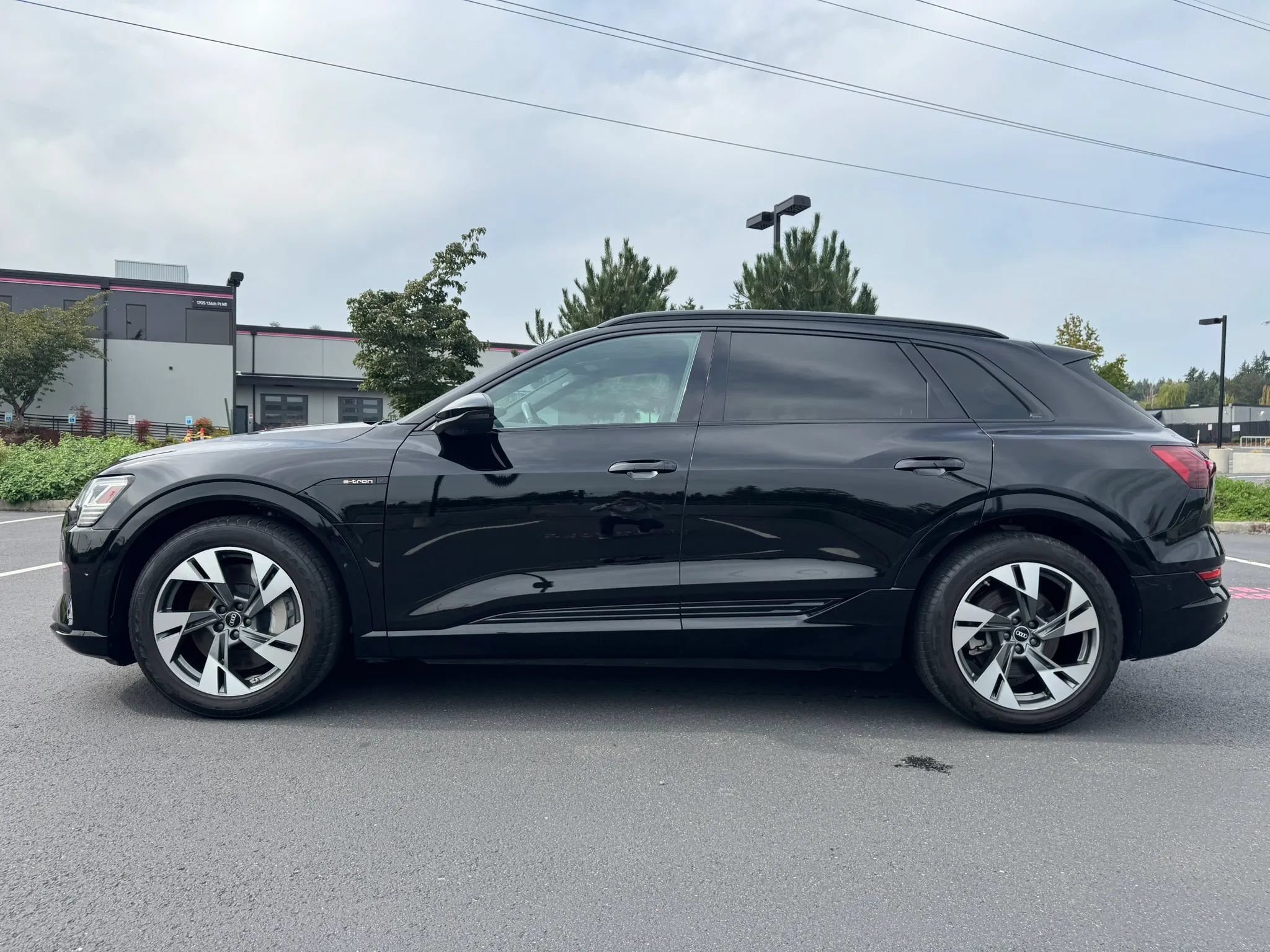 Used 2022 Audi e-tron Premium w/ Convenience Plus Package AWD/4WD image 6