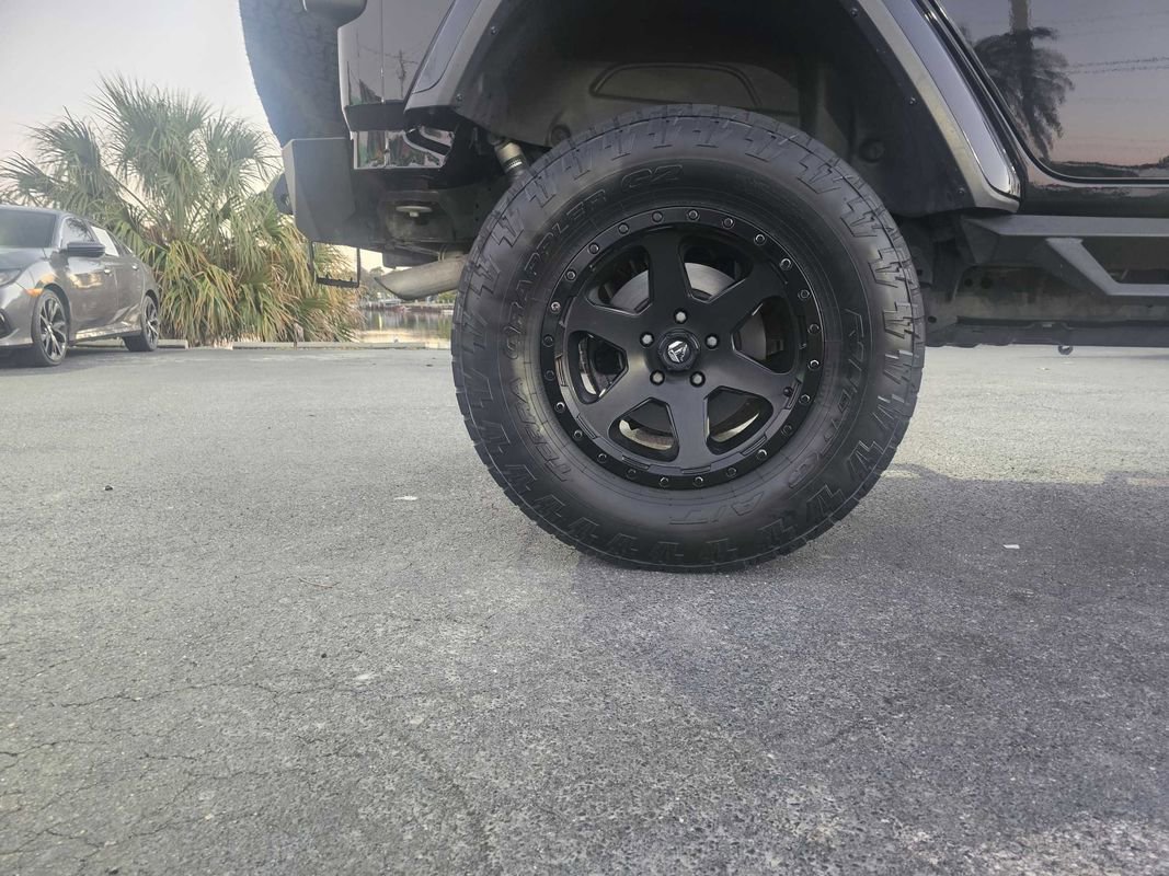 Used 2018 Jeep Wrangler Unlimited Sahara image 16