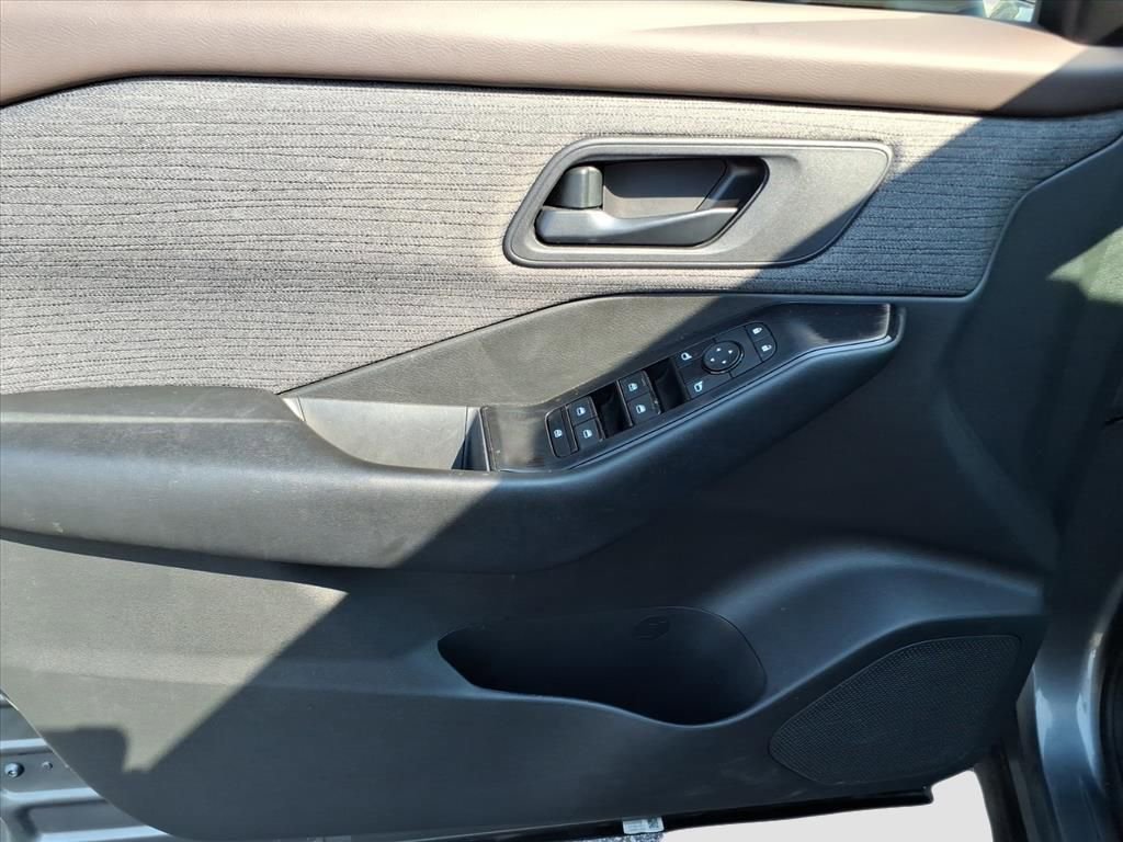 Used 2023 Nissan Rogue S image 18