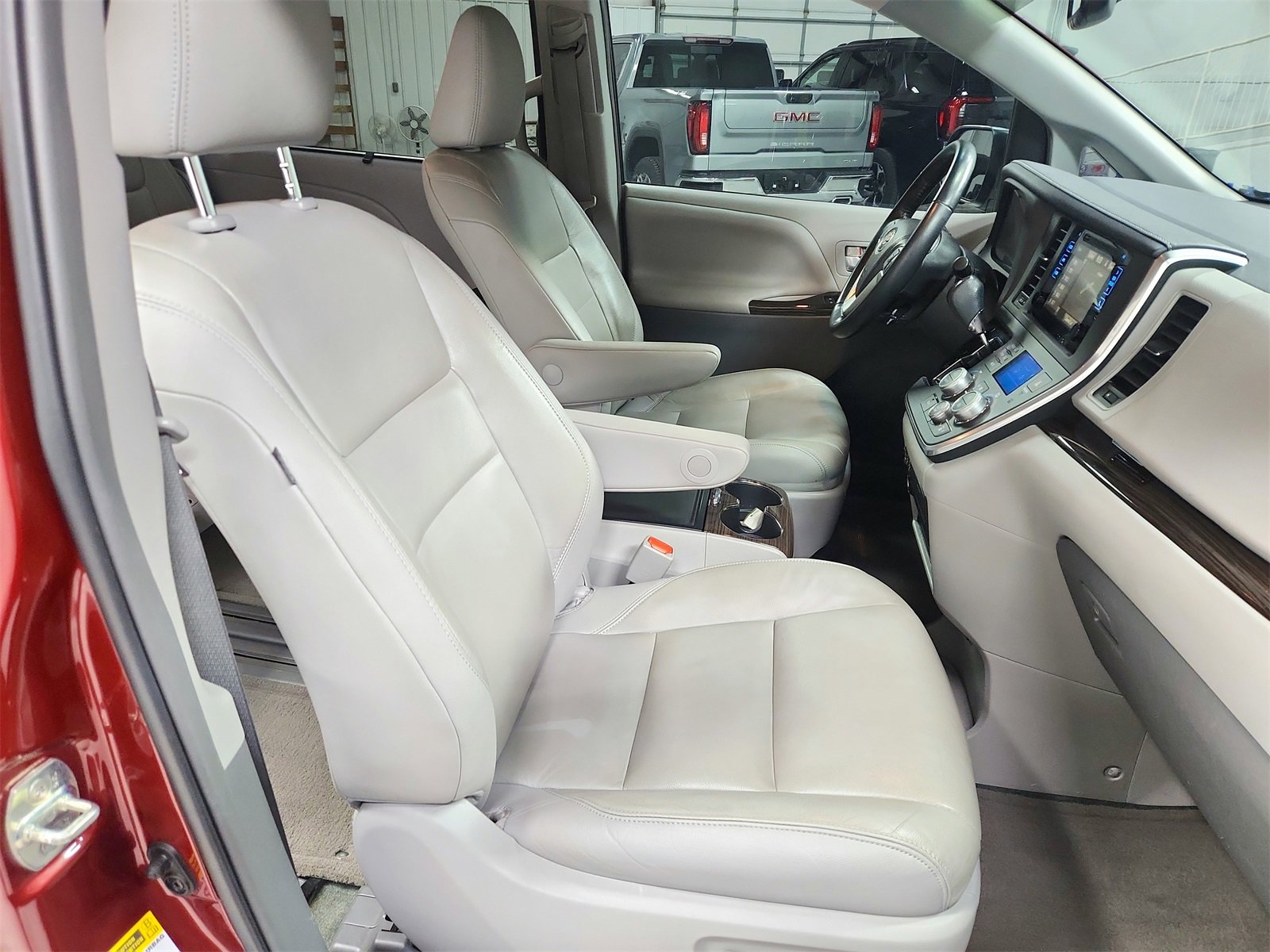 Used 2015 Toyota Sienna XLE Premium image 36