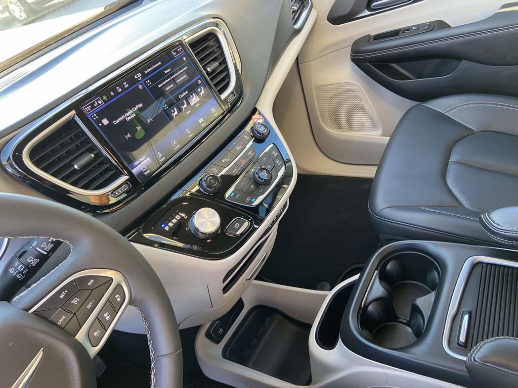 Used 2024 Chrysler Pacifica Touring-L image 17