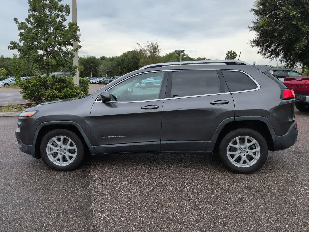 Used 2017 Jeep Cherokee Latitude w/ Safety/Convenience Group FWD image 3
