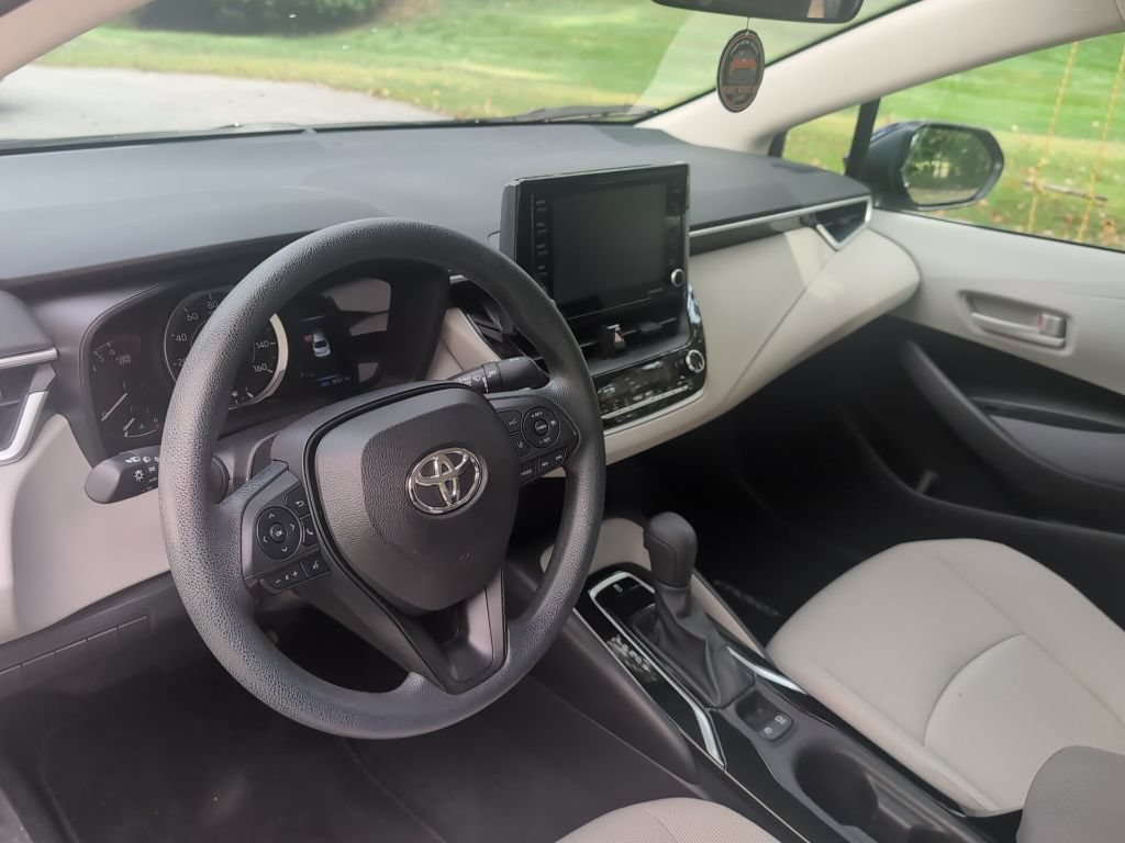 Used 2022 Toyota Corolla LE w/ Carpet Mat Package (TMS) FWD image 5