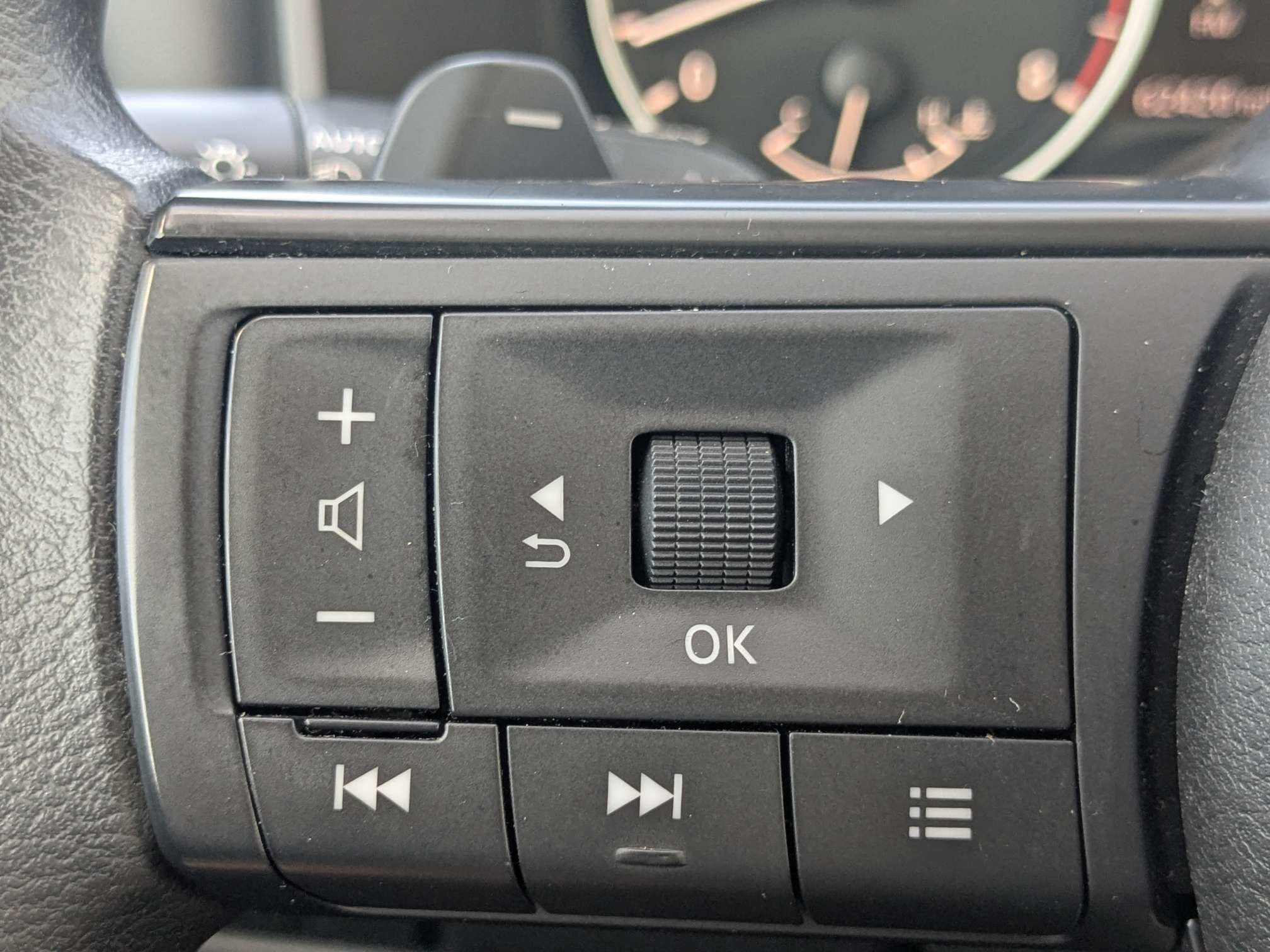 Used 2023 Nissan Rogue S AWD/4WD image 30