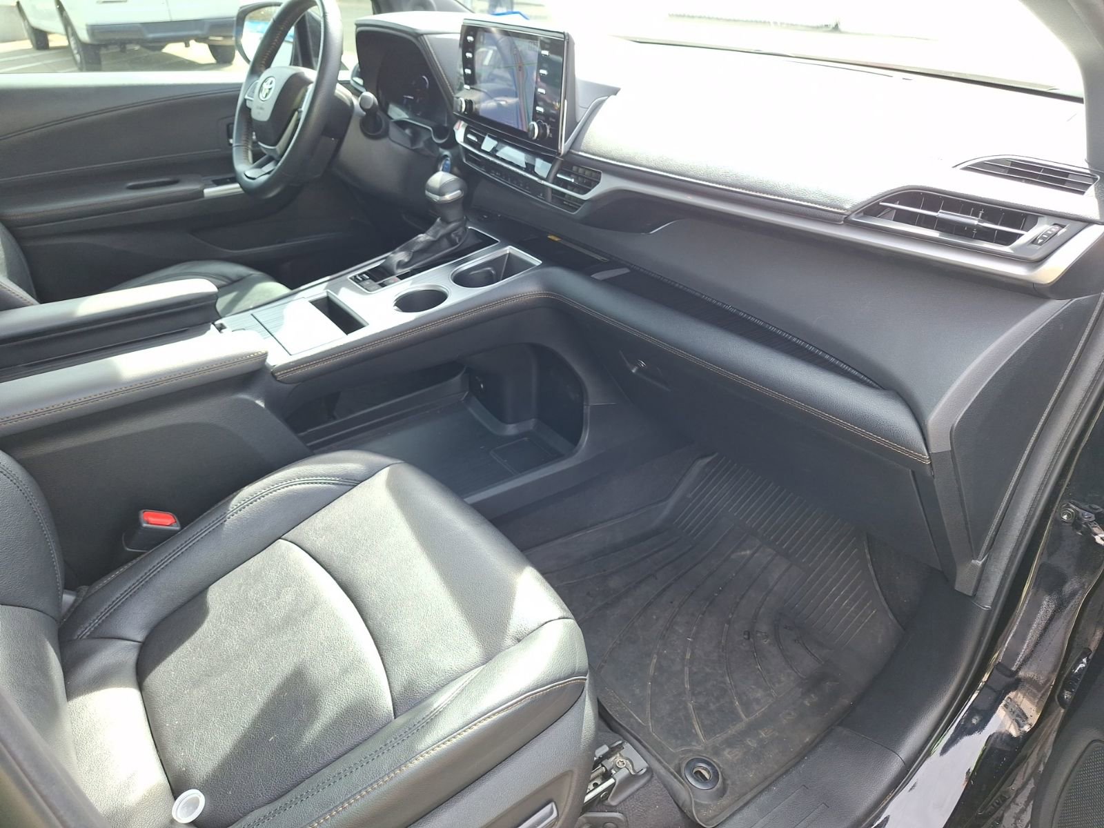 Used 2024 Toyota Sienna XLE Woodland Edition image 32